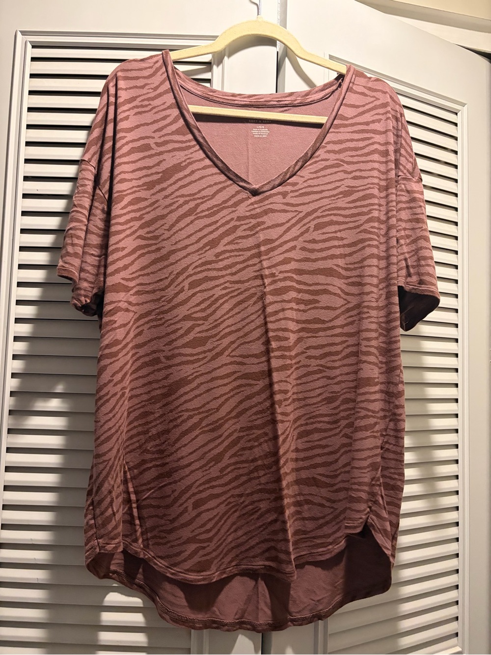 American Eagle Outfitters Dusty Rose Zebra V-Neck Short Sleeve Tee